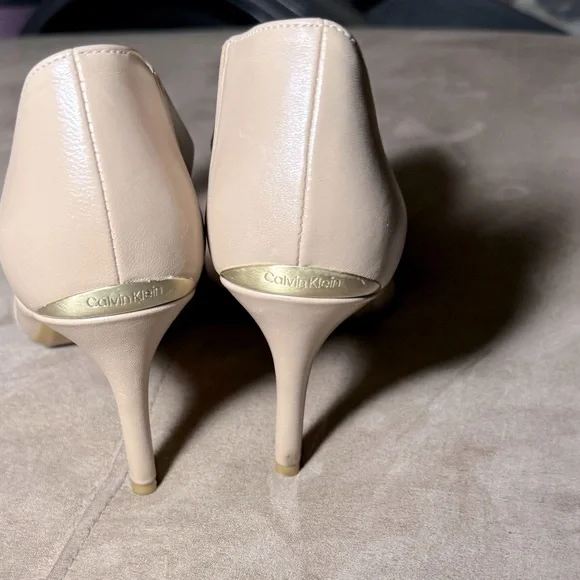 Classic Glam Cream Leather Size-7  3.5" Heels with Asymmetrical Strap - Picture 5 of 10